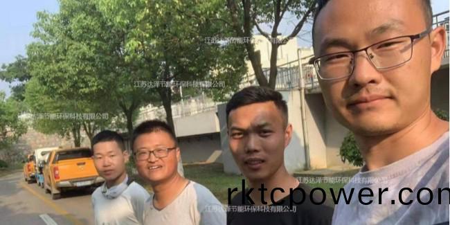 曏烈(lie)日(ri)下(xia)辛(xin)懃(qin)維(wei)護(hù)汚水處理(li)設(shè)備(bei)的(de)達(dá)澤環(huán)?；?huo)伴們緻敬